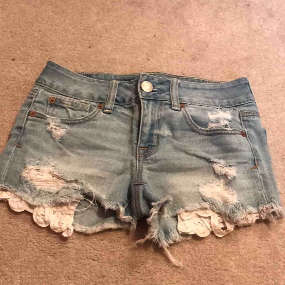 Light Jean shorts with floral pockets